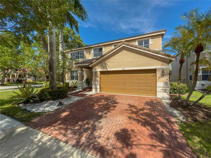 photo 2: 651 Honeysuckle Ln, Weston FL 33327