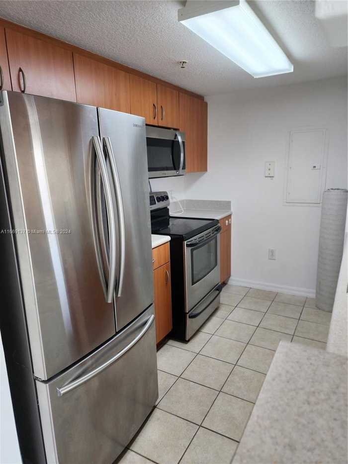 photo 2: 816 NW 11th St Unit 1009, Miami FL 33136