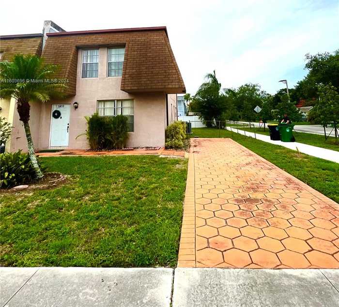 photo 2: 5411 SW 44th Ave, Hollywood FL 33314