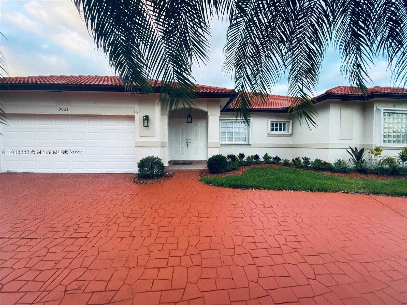 photo 2: 9021 NW 162nd Ter, Miami Lakes FL 33018