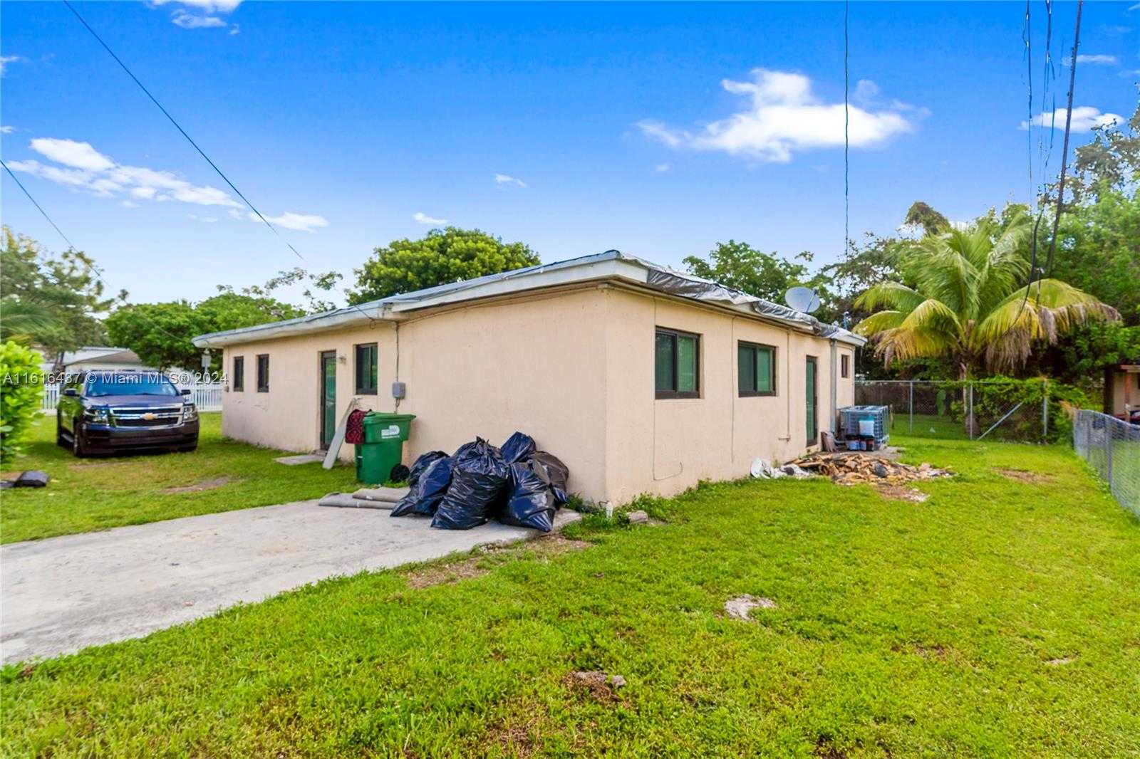 photo 3: 2490 NW 55th Ter, Miami FL 33142