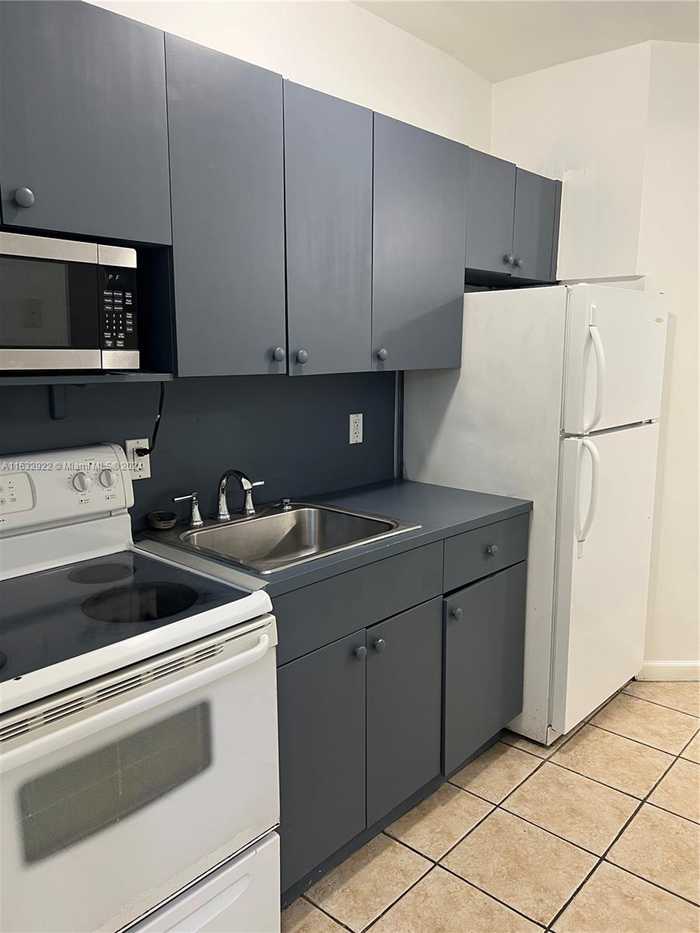 photo 1: 109 NW 6 th Ave Unit 6, Miami FL 33128