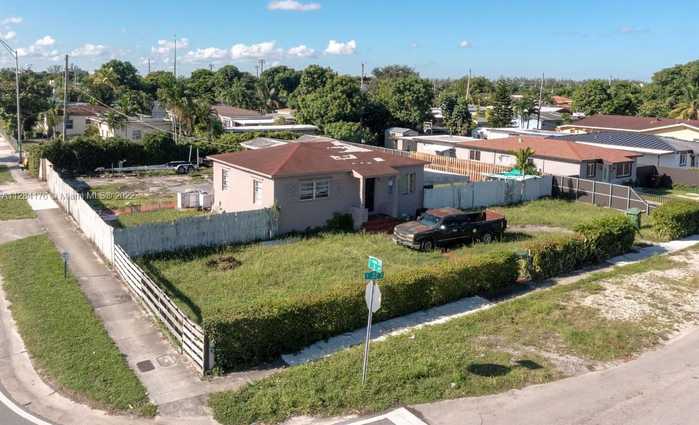 photo 1: 782 E 37th St, Hialeah FL 33013