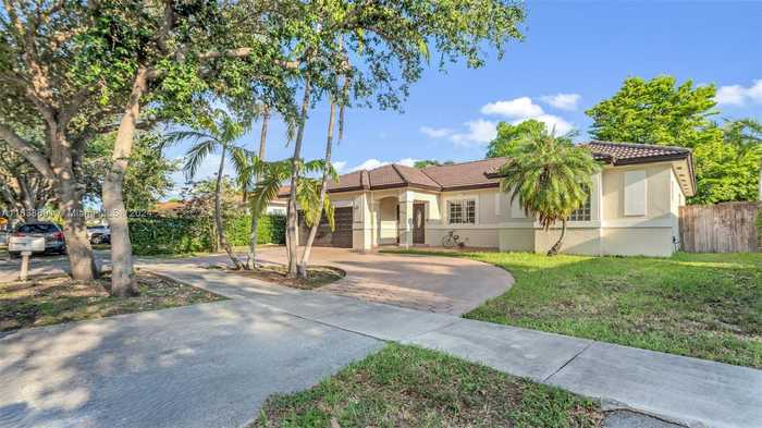 photo 2: 8930 NW 162nd Ter, Miami Lakes FL 33018