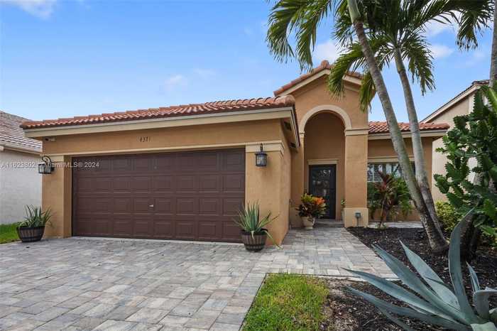 photo 1: 4371 Foxtail Ln, Weston FL 33331