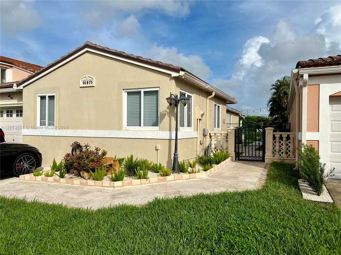 photo 2: 16971 SW 142nd Pl, Miami FL 33177