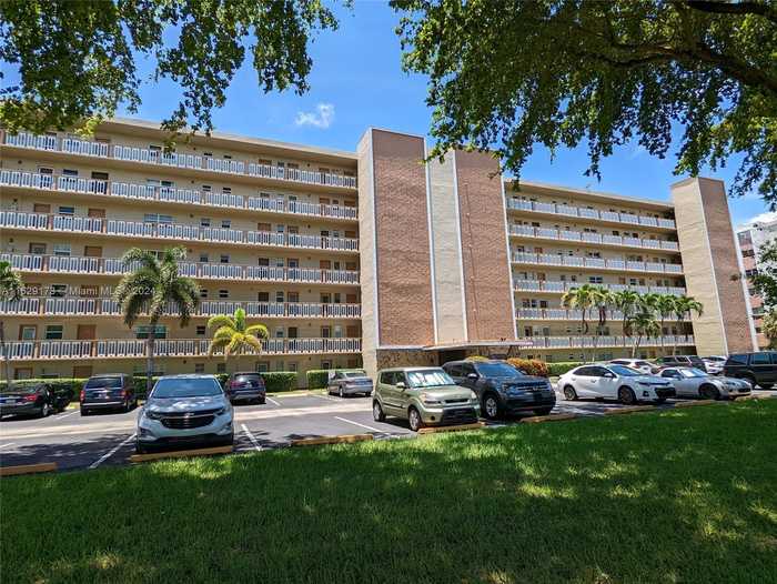 photo 1: 900 NE 12th Ave Unit 305, Hallandale Beach FL 33009