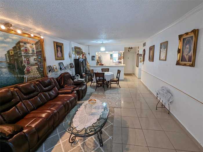 photo 2: 900 NE 12th Ave Unit 305, Hallandale Beach FL 33009