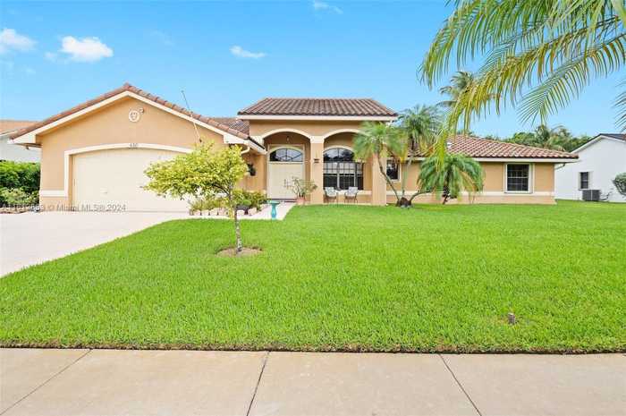 photo 1: 450 NW 195th Ave, Pembroke Pines FL 33029