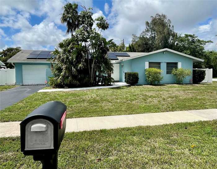 photo 1: 6801 SW 42nd Ct, Davie FL 33314