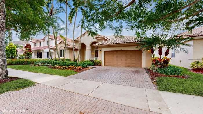 photo 1: 1347 Crossbill Ct, Weston FL 33327