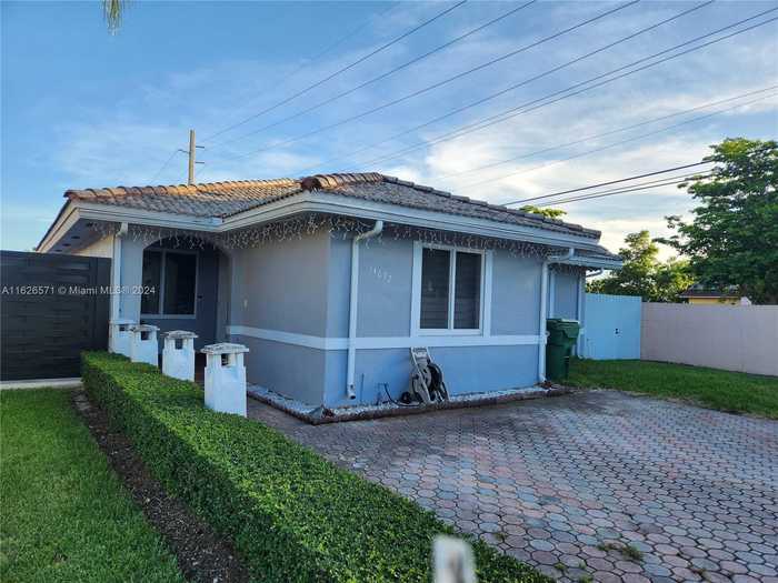 photo 2: 14692 SW 170th St, Miami FL 33177