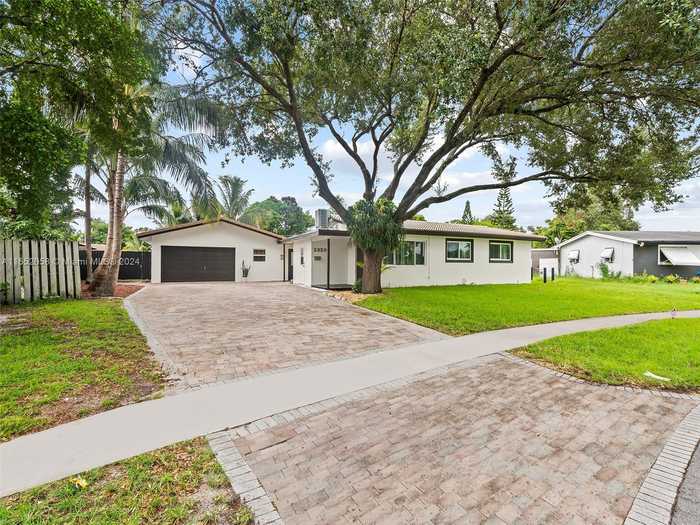 photo 1: 2320 SW 36th Ave, Fort Lauderdale FL 33312