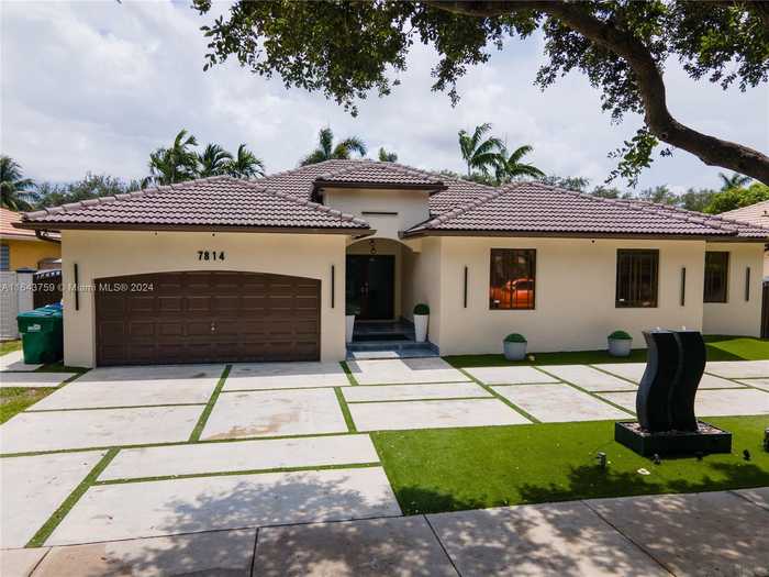 photo 1: 7814 NW 165th St, Miami Lakes FL 33016