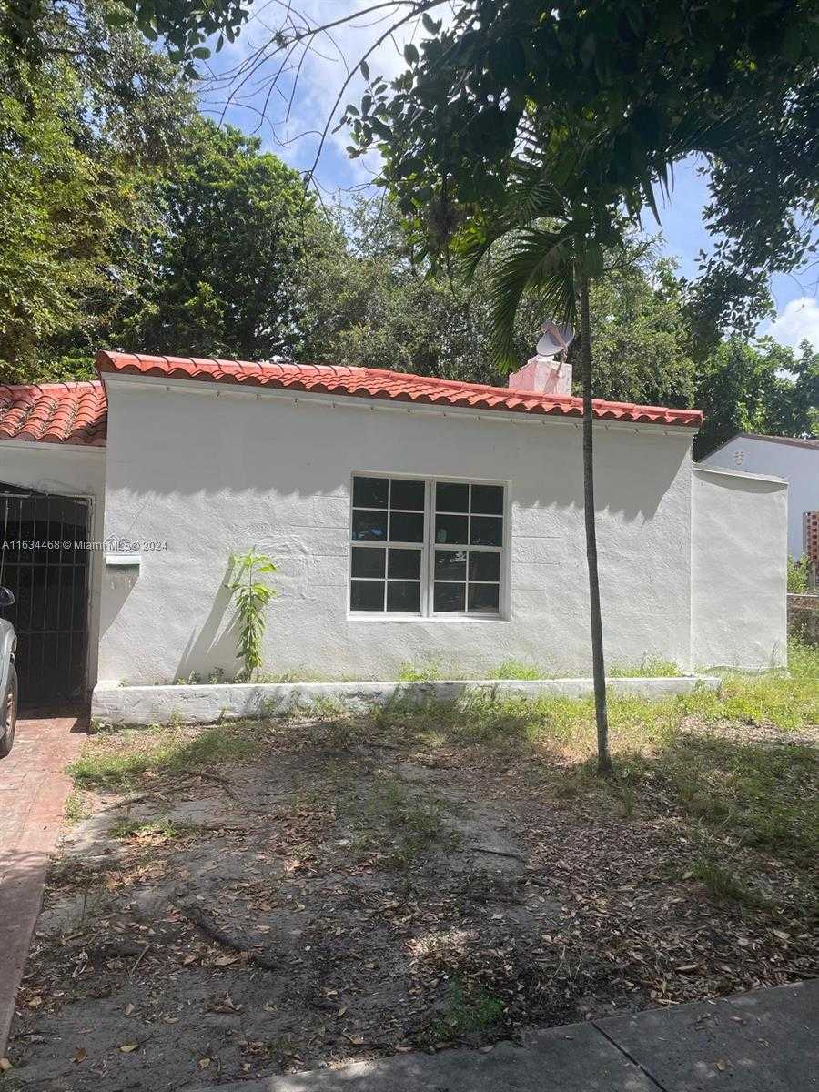 photo 2: 425 NE 76th St, Miami FL 33138