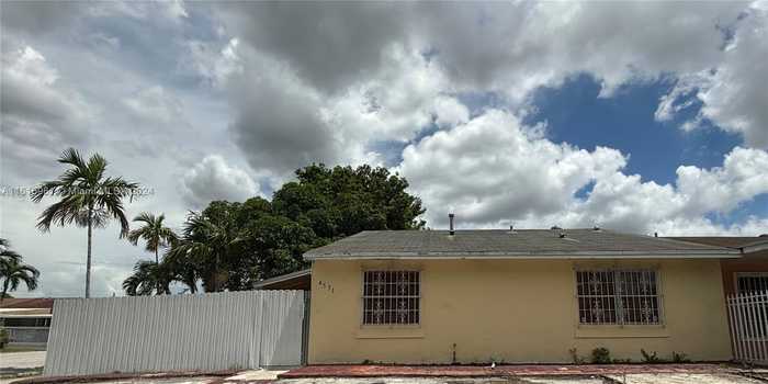 photo 1: 4531 NW 185th St, Miami Gardens FL 33055