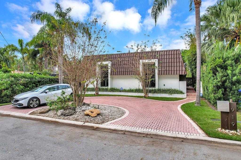 photo 2: 919 N Northlake Dr, Hollywood FL 33019