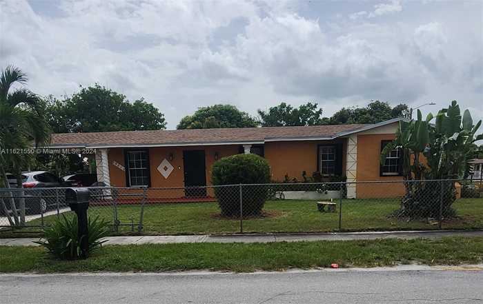 photo 1: 19310 NW 50th Ave, Miami Gardens FL 33055