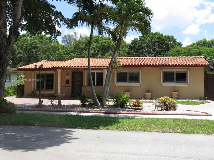 photo 1: 14201 Lake Saranac Ave, Miami Lakes FL 33014