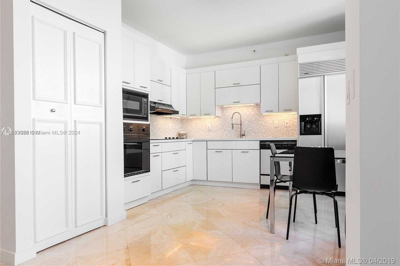 photo 3: 300 S Pointe Dr Unit 909, Miami Beach FL 33139