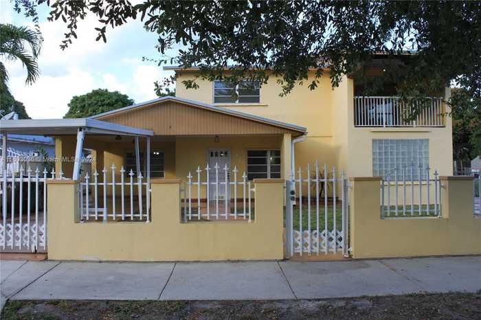 photo 2: 971 E 18th St, Hialeah FL 33013