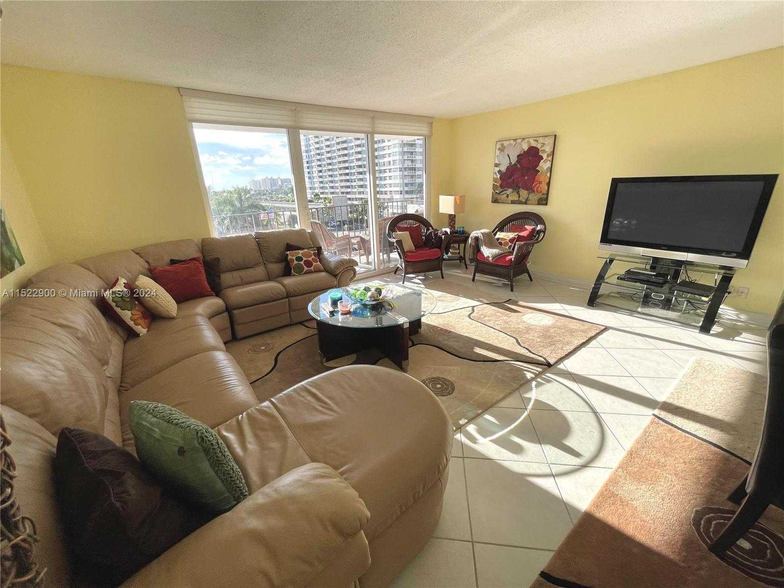 photo 2: 2030 S Ocean Dr Unit 327, Hallandale Beach FL 33009