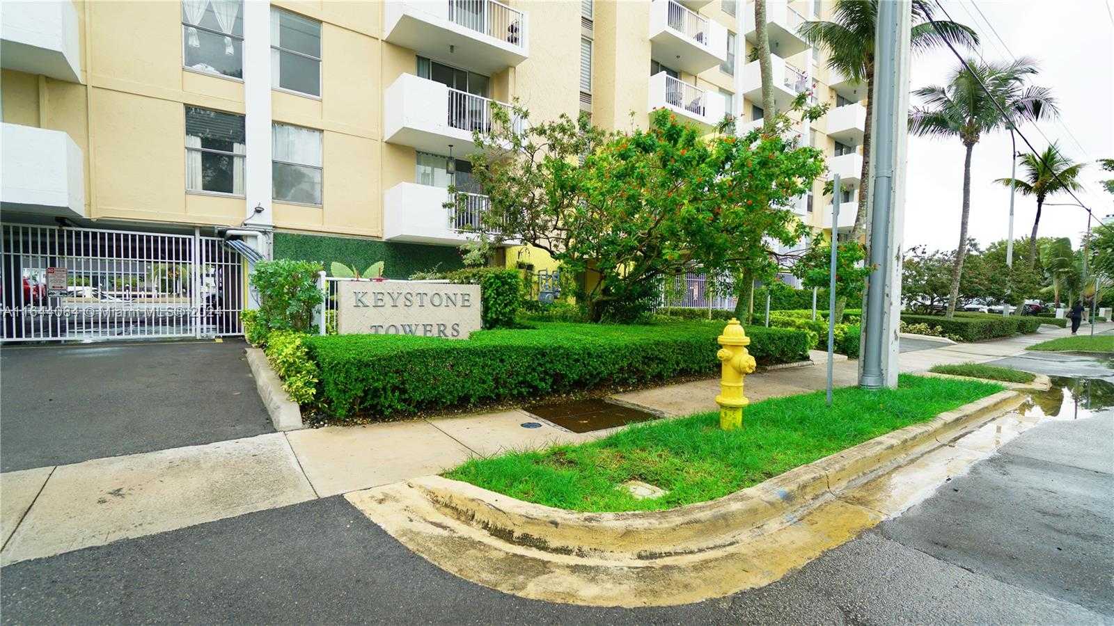 photo 2: 2000 NE 135th St Unit 702, North Miami FL 33181