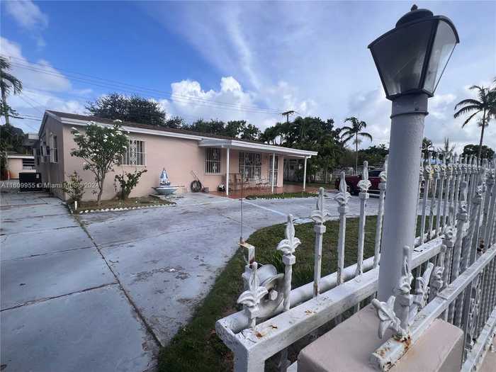 photo 1: 1440 N 71st Ave, Hollywood FL 33024