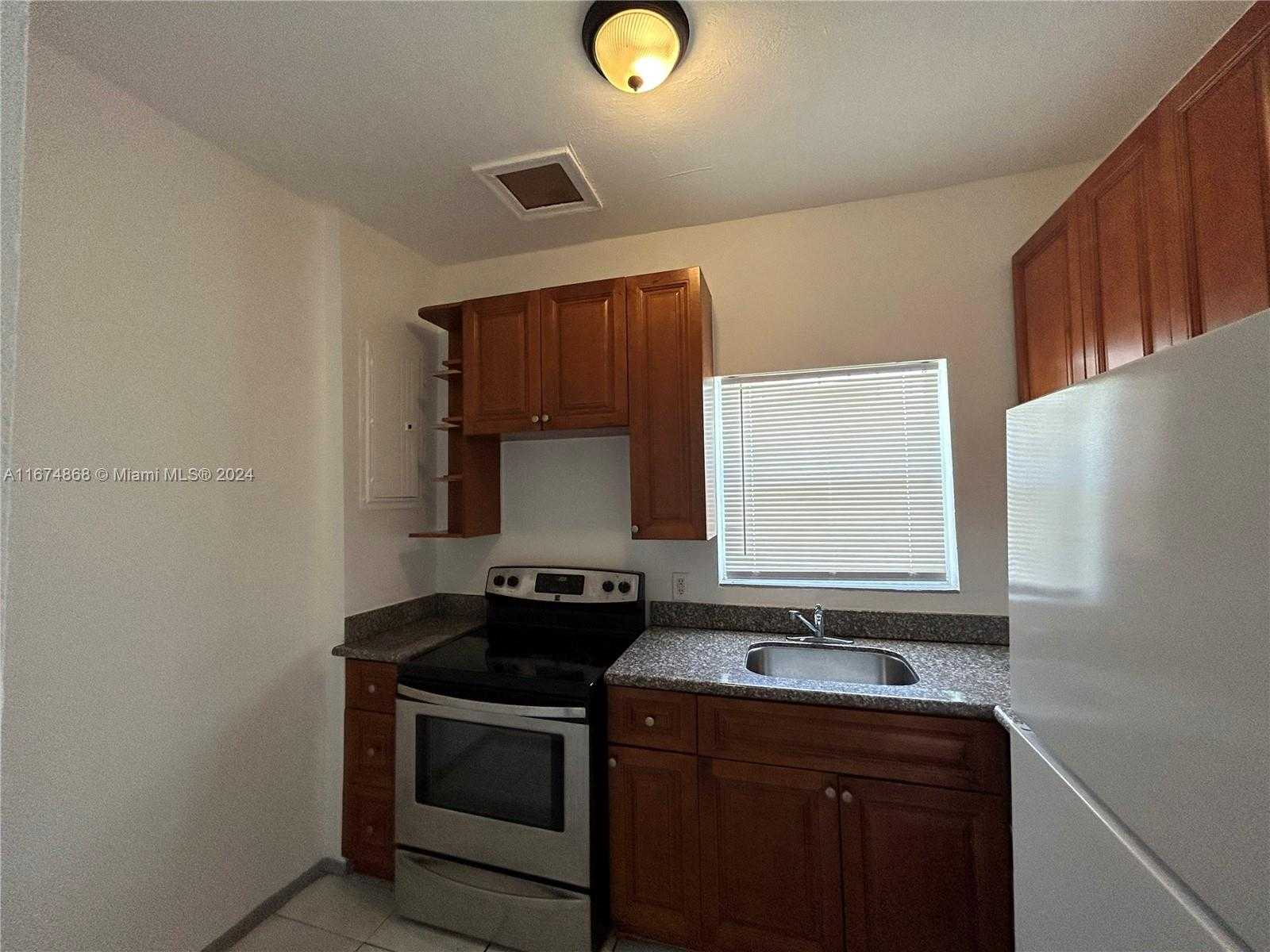 photo 3: 15 NE 70th St, Miami FL 33138