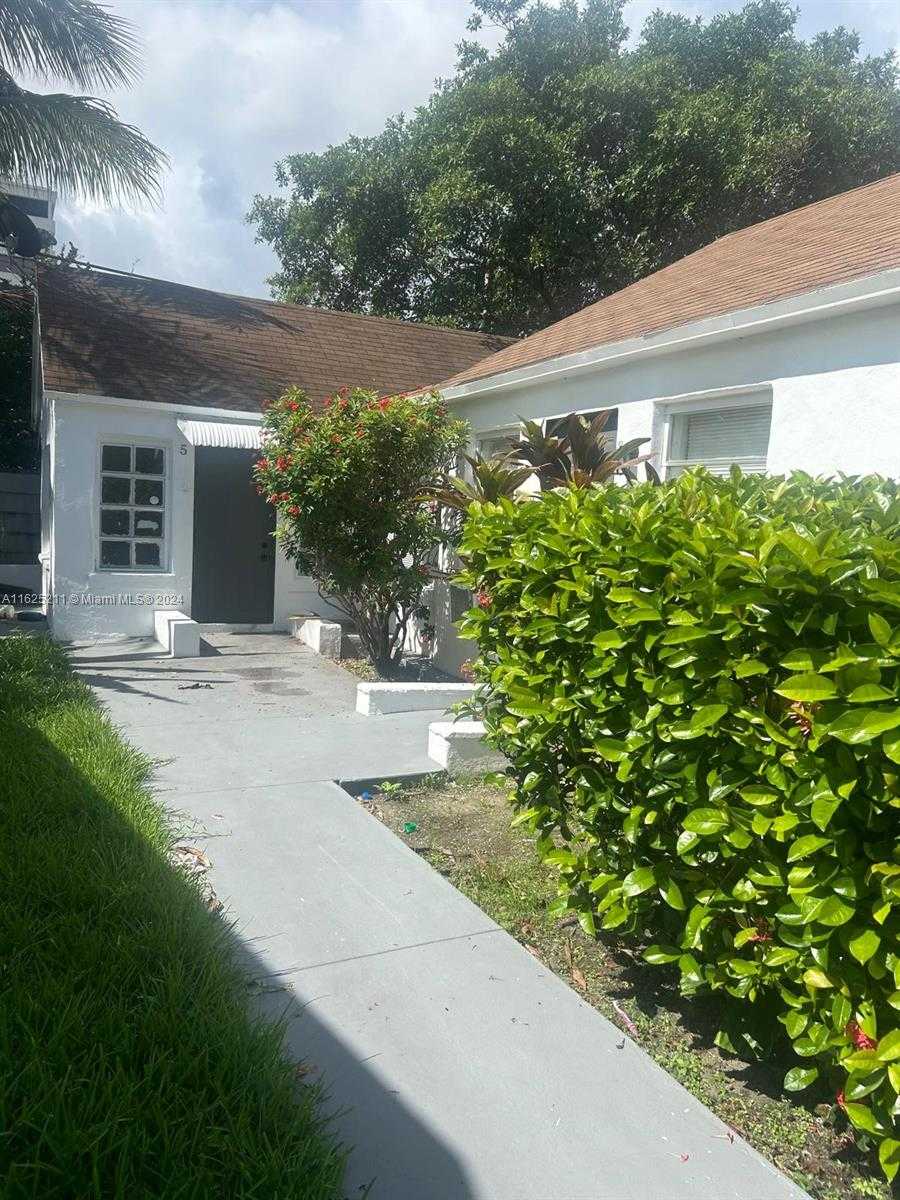 photo 2: 1326 NE 110th St, Miami FL 33161