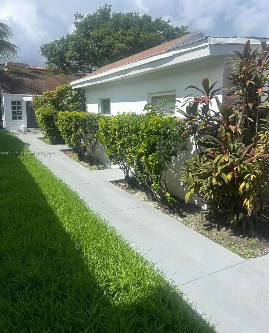 photo 3: 1326 NE 110th St, Miami FL 33161