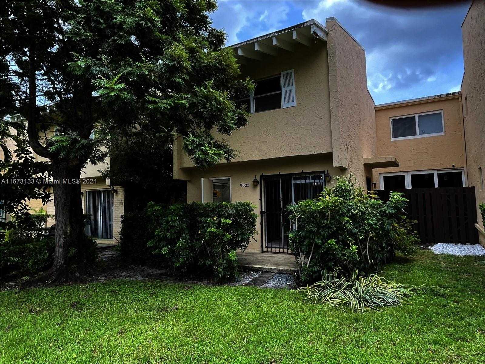 photo 1: 9025 NE 4th Ave Rd Unit 9025, Miami Shores FL 33138