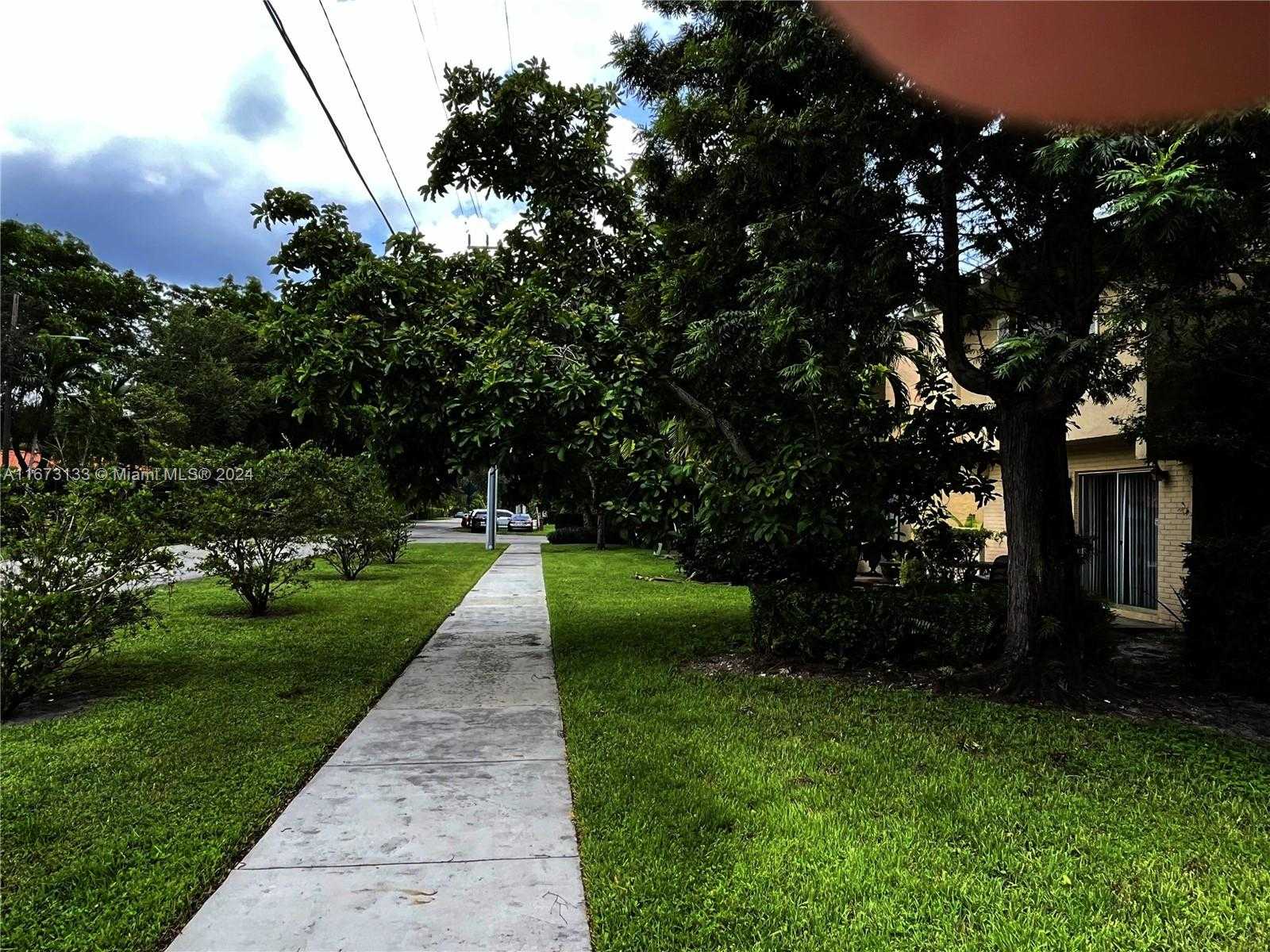 photo 2: 9025 NE 4th Ave Rd Unit 9025, Miami Shores FL 33138