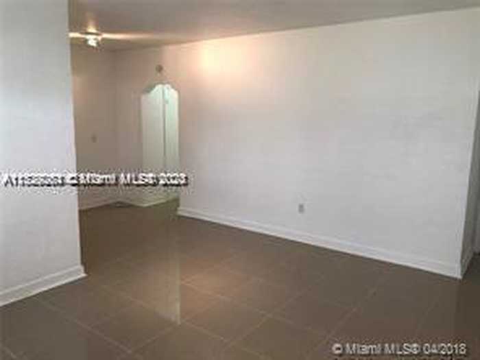 photo 23: 641 E 9th St, Hialeah FL 33010