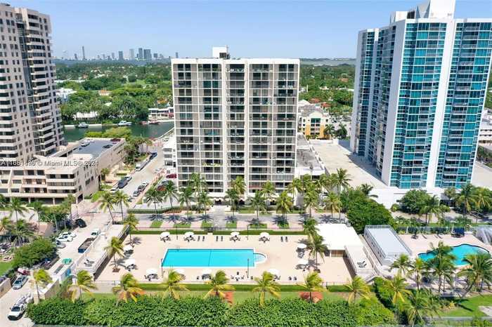 photo 1: 2625 Collins Ave Unit 309, Miami Beach FL 33140