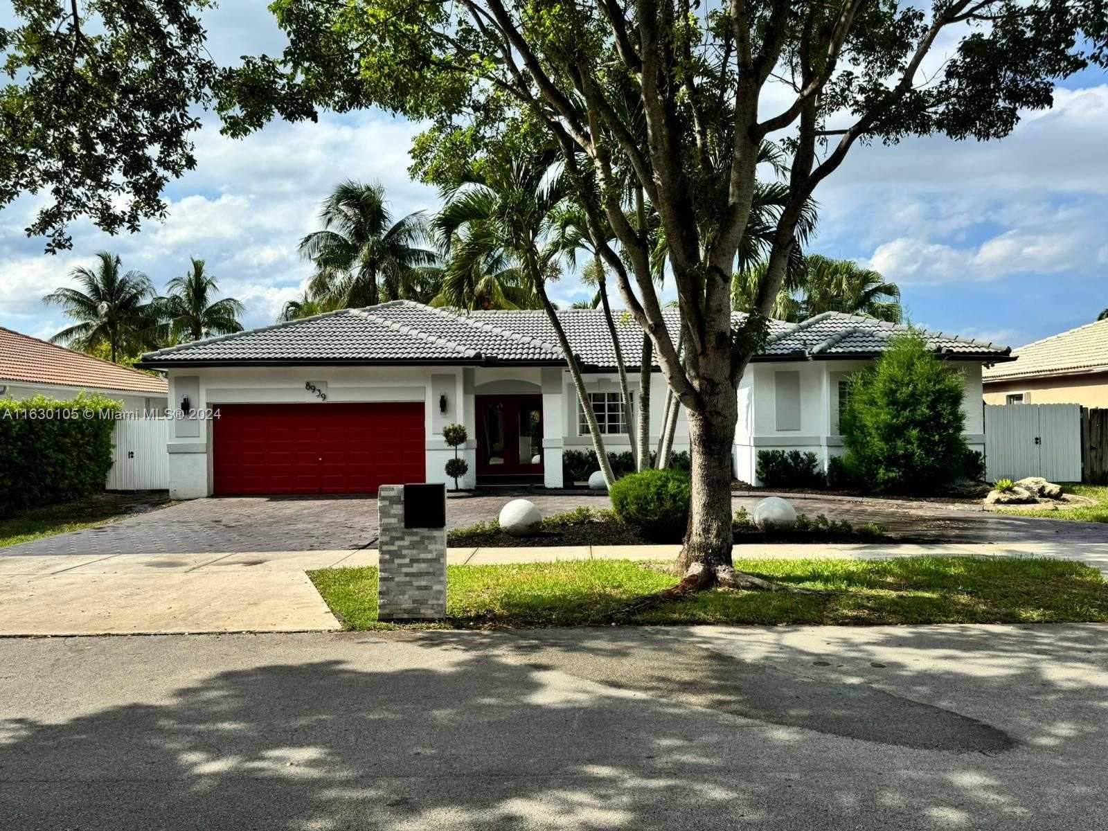 photo 1: 8939 NW 165th Ter, Miami Lakes FL 33018