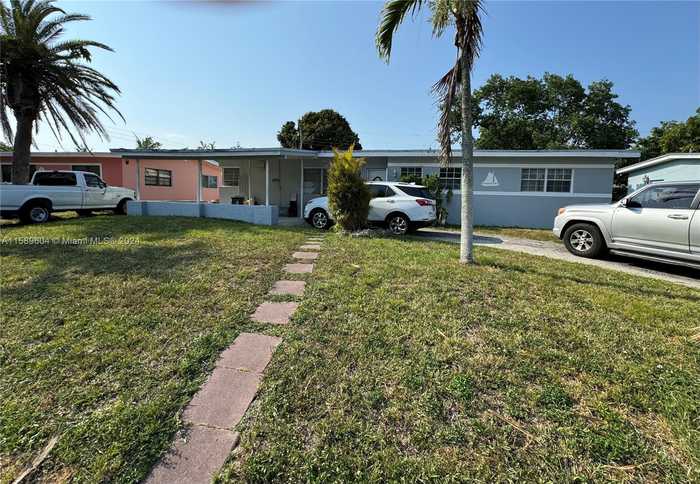 photo 1: 511 NE 172nd St, North Miami Beach FL 33162