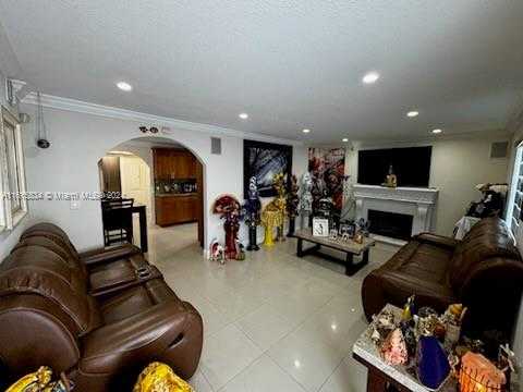 photo 3: 4525 E 8th Ct, Hialeah FL 33013