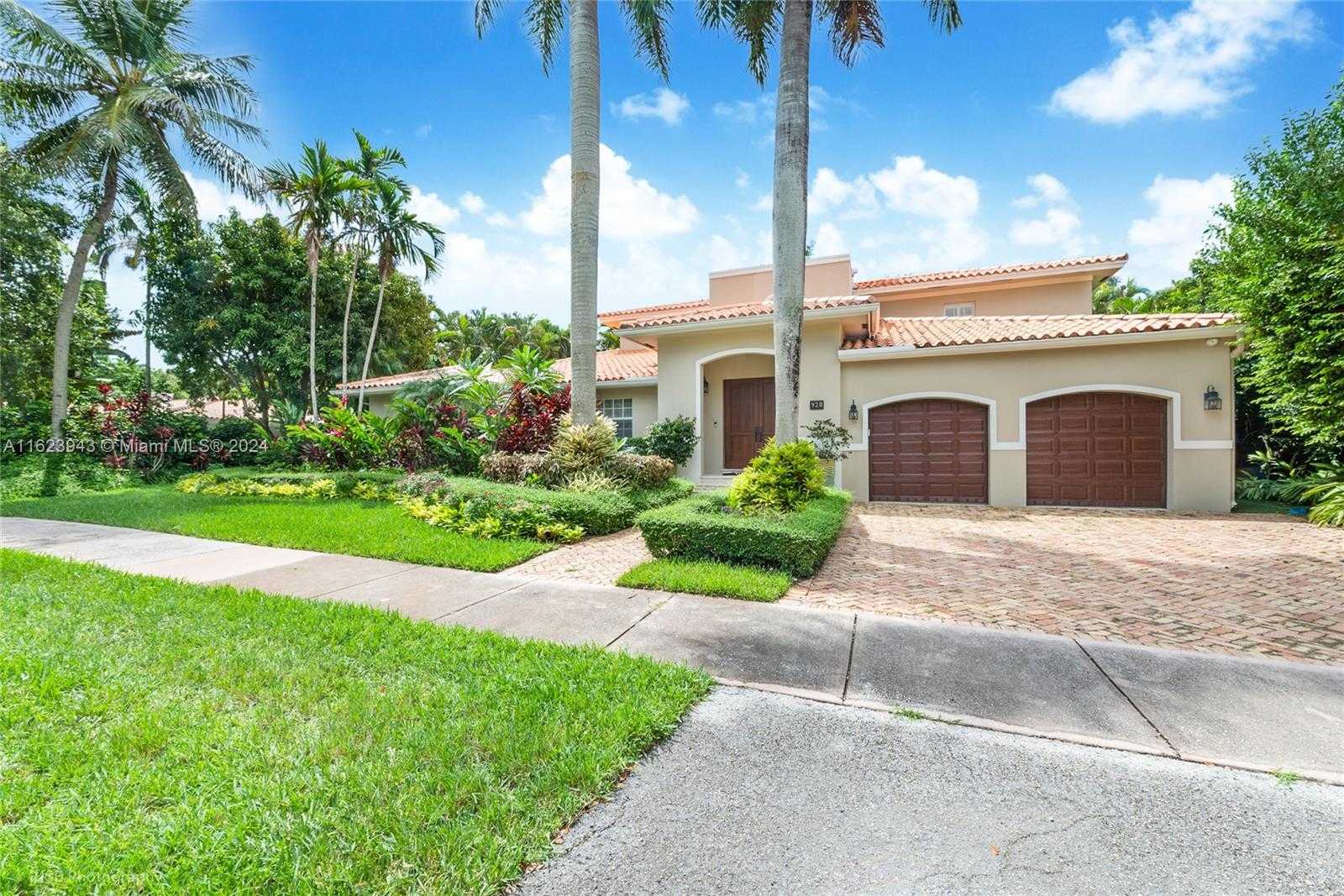 photo 1: 928 Placetas Ave, Coral Gables FL 33146