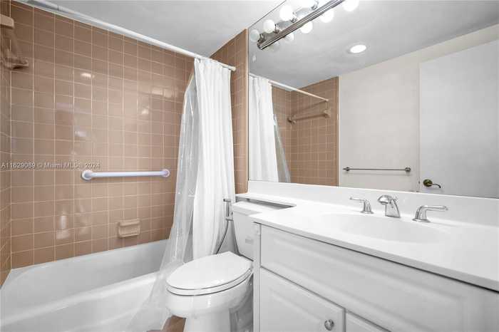 photo 2: 888 Intracoastal Dr Unit 3A, Fort Lauderdale FL 33304