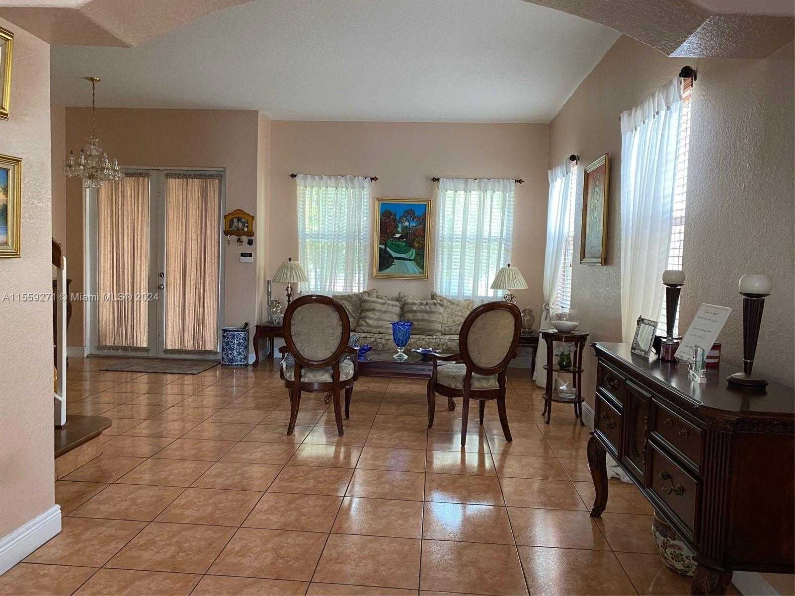 photo 2: 8767 NW 139th Ter, Miami Lakes FL 33018