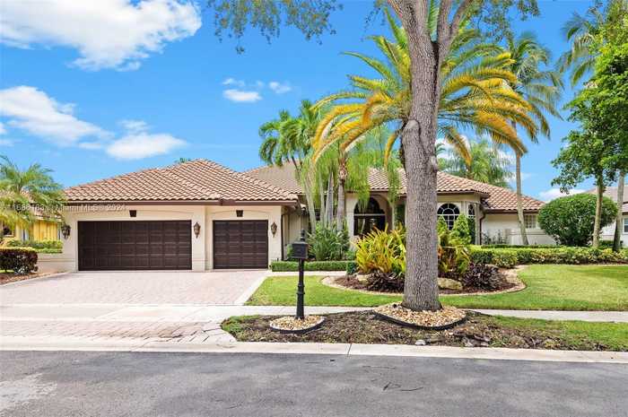 photo 1: 169 Dockside Cir, Weston FL 33327