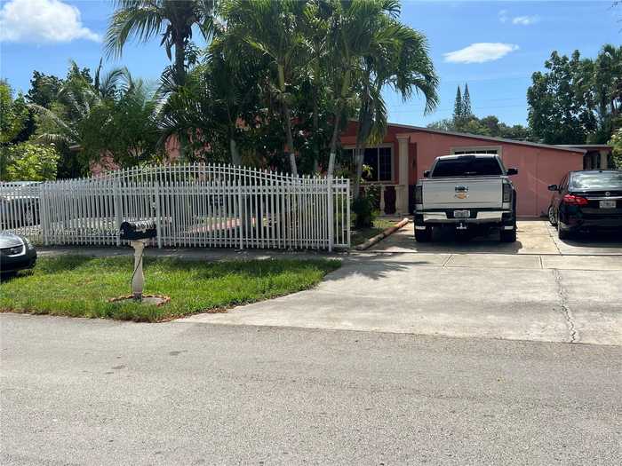 photo 2: 3610 SW 36th St, West Park FL 33023