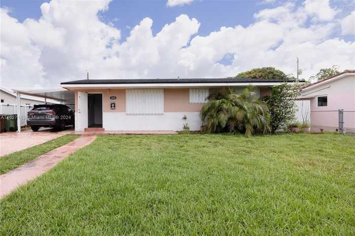 photo 1: 1085 W 33rd Pl, Hialeah FL 33012