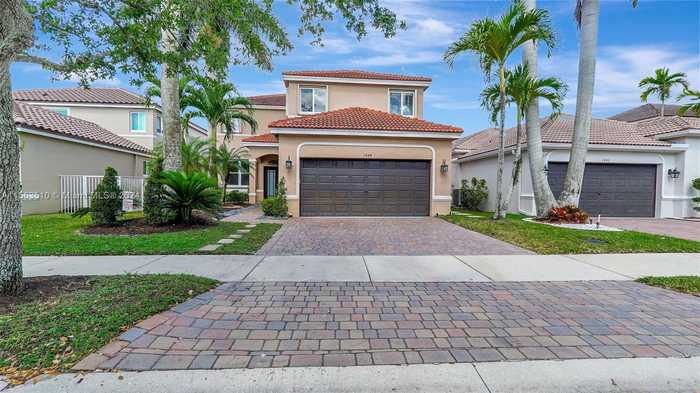 photo 1: 1844 Aspen Ln, Weston FL 33327