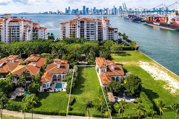 photo 2: 6911 VALENCIA DR, Fisher Island FL 33109