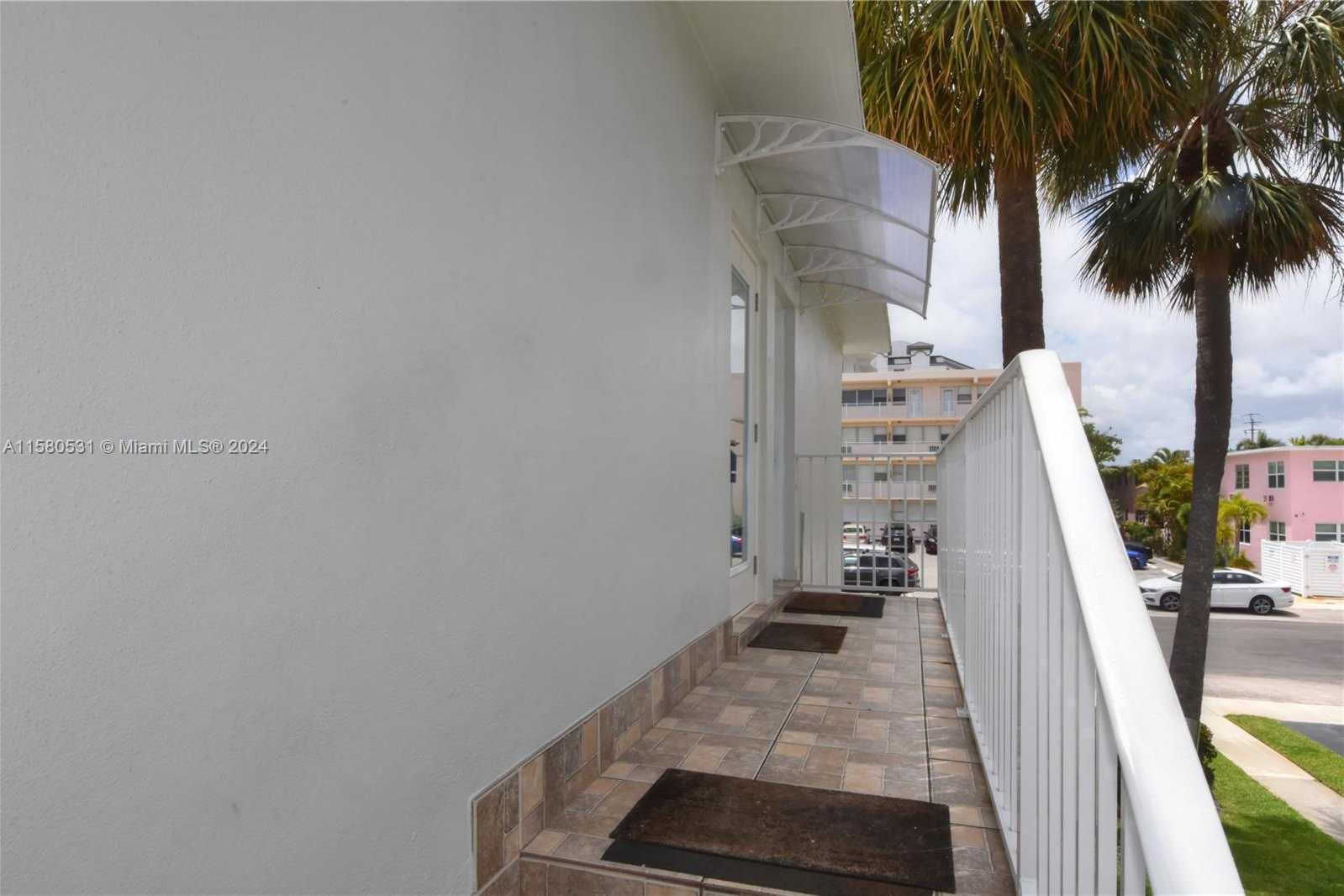 photo 3: 624 Antioch Ave Unit 4, Fort Lauderdale FL 33304