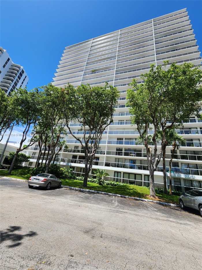 photo 2: 3731 N Country Club Dr Unit 2127, Aventura FL 33180