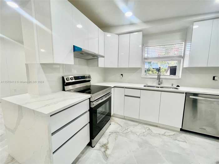 photo 2: 1649 NE 8th Ave, Fort Lauderdale FL 33305