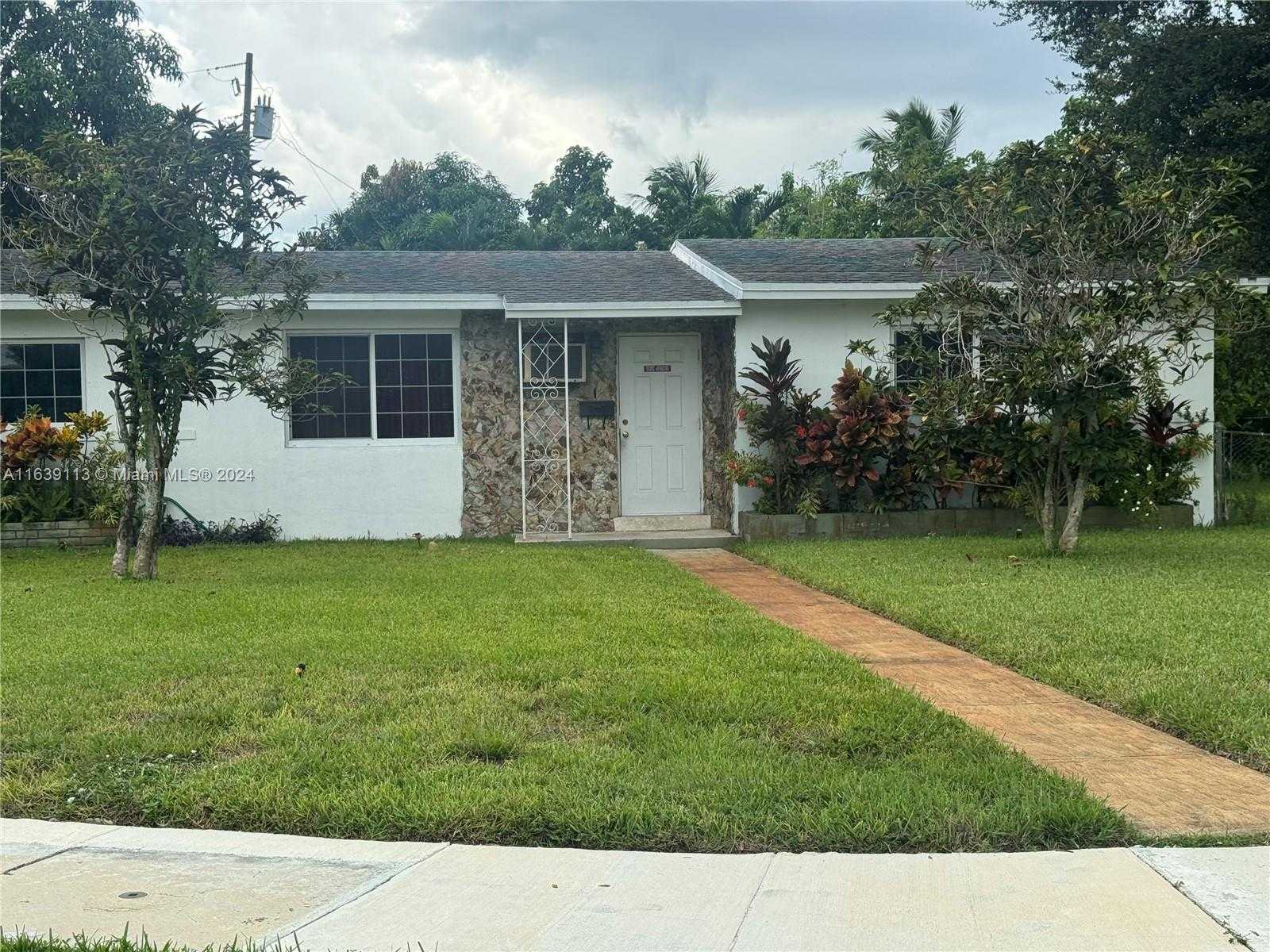 photo 1: 798 NW 179th St, Miami Gardens FL 33169